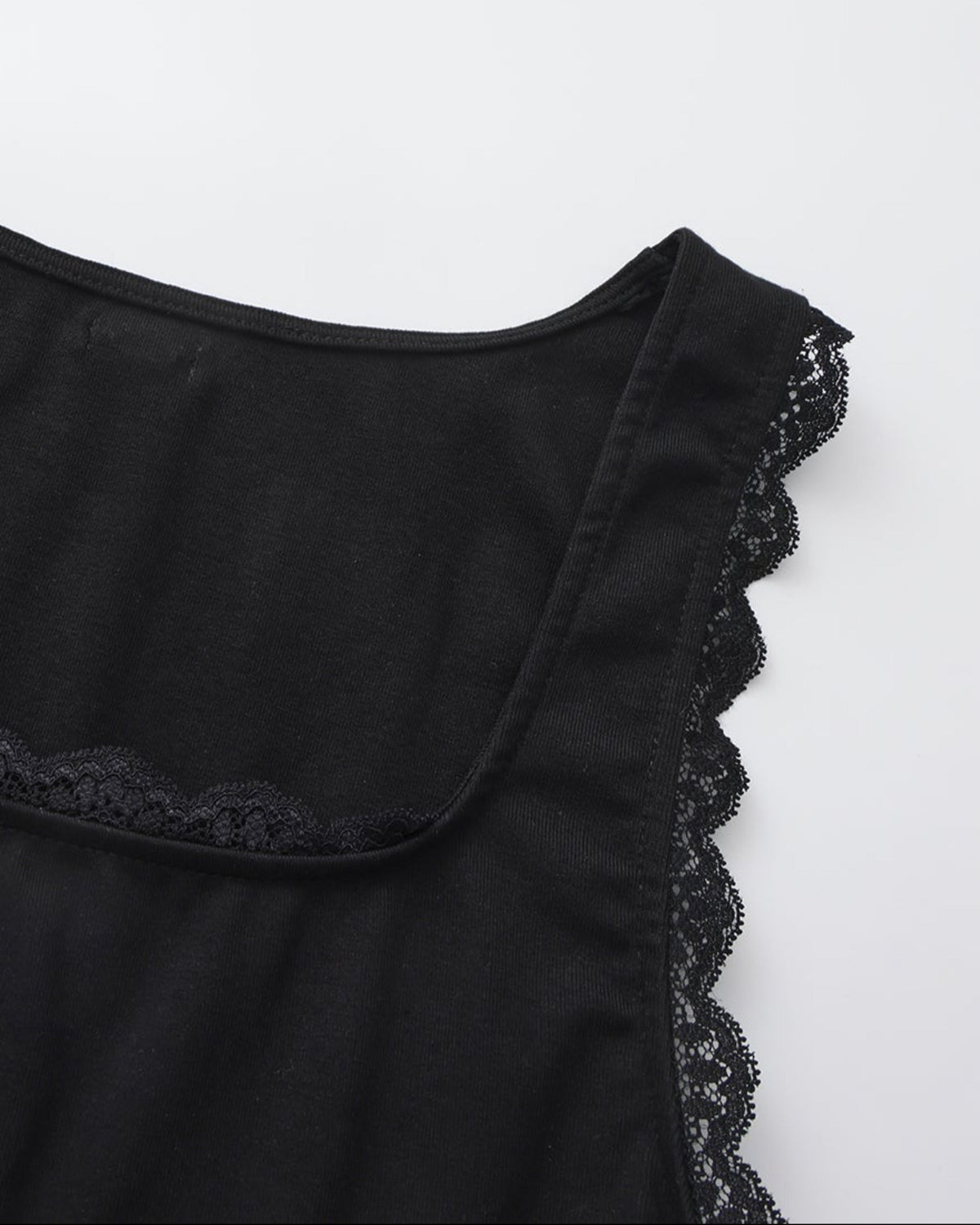 BSZN Square neckline and scalloped lace edge, close-up.