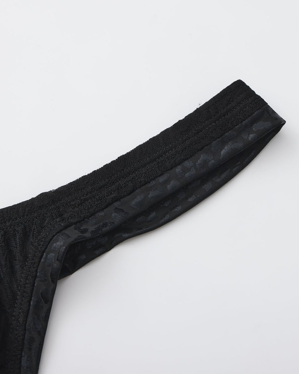 BSZN Elastic edge and glossy black trim, close-up.