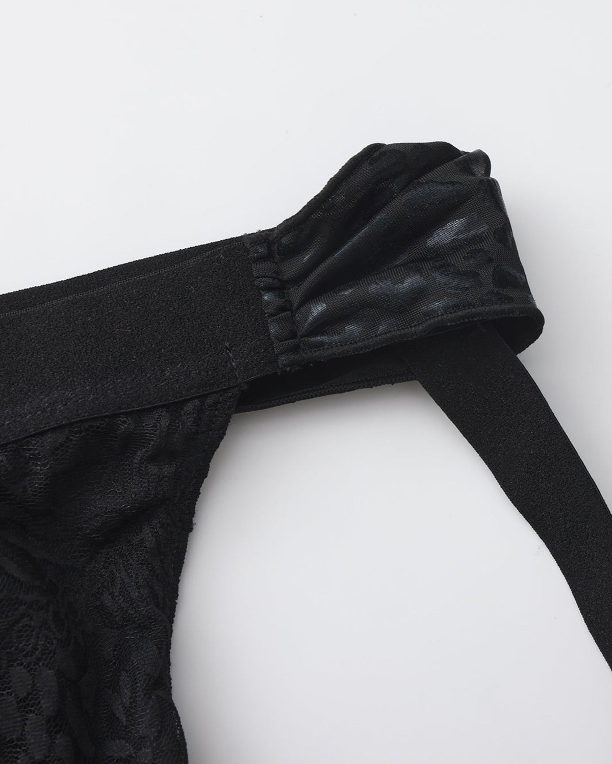 BSZN Scarf attachment and elastic leg strap, close-up.